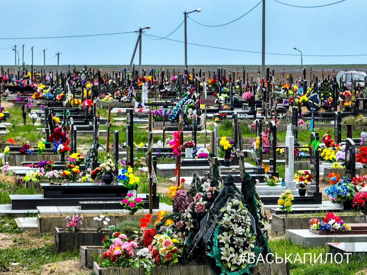 Кладбище. Северное кладбище. Радуница на кладбище. Детское Северное кладбище. Северное кладбище телефон