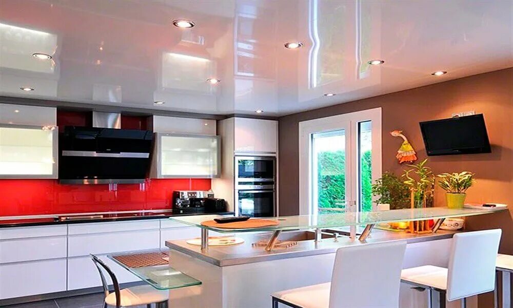 Натяжной потолок на кухне. Подвесной потолок на кухне. Кухня в потолок. Навесной потолок на кухне. Потолок кухня видео