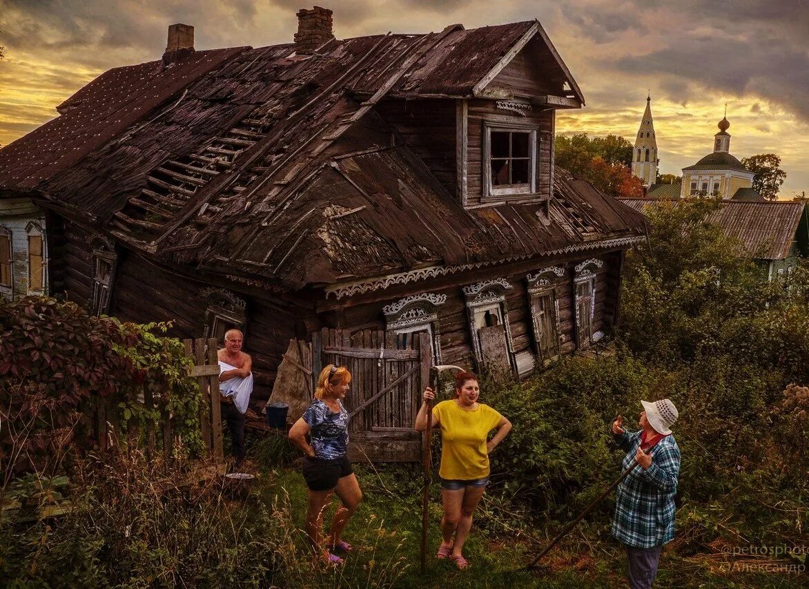 Один только старый дом стоял в глубине. Деревни россии глухомань. деревенский домик. старый домик в деревне. деревня в глубинке.