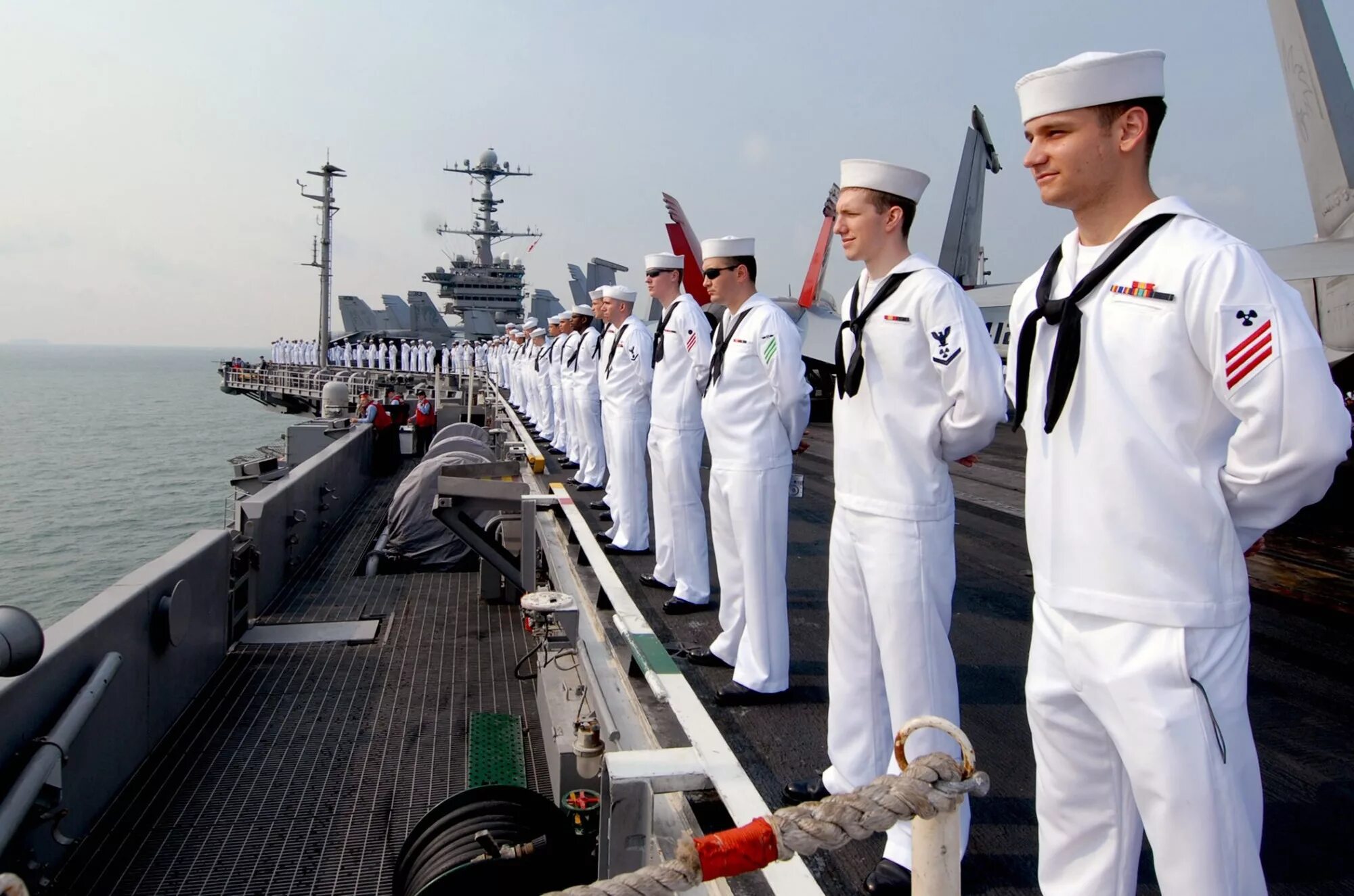 Моряк другими словами. Форма американских Матросов ВМС США. Форма моряка ВМФ США И РФ. Моряки ВМС США.