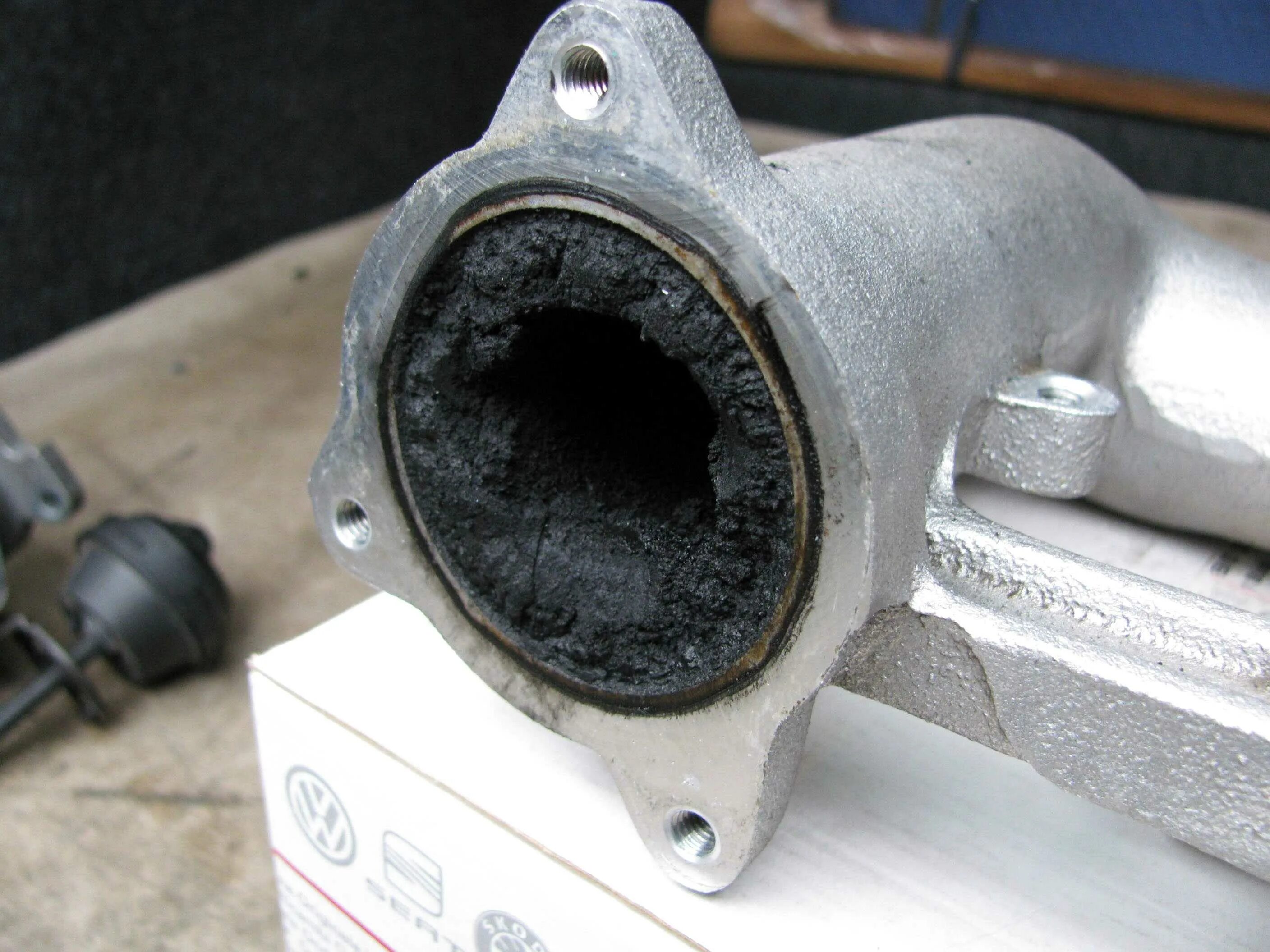 Сколько клапан егр. Клапан egr газ. Забитый клапан егр. Егр грязный g30. 8097988 клапан егр.