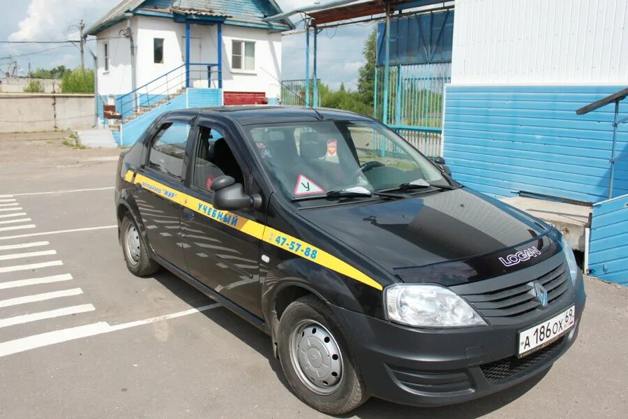 Автошкола соликамск. Рено Логан автошкола старт. Рено Логан автошкола. Автошкола с Рено Логан 2. Рено Логан автошкола синяя.