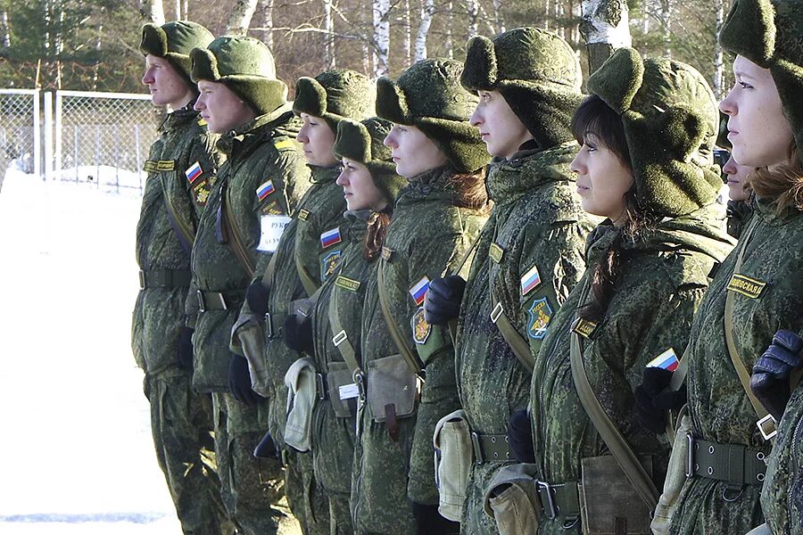 Женщины на военной службе. Женщины в Российской армии. Женщины военнослужащие. Военная форма для женщин военнослужащих. Женщины идут в армию