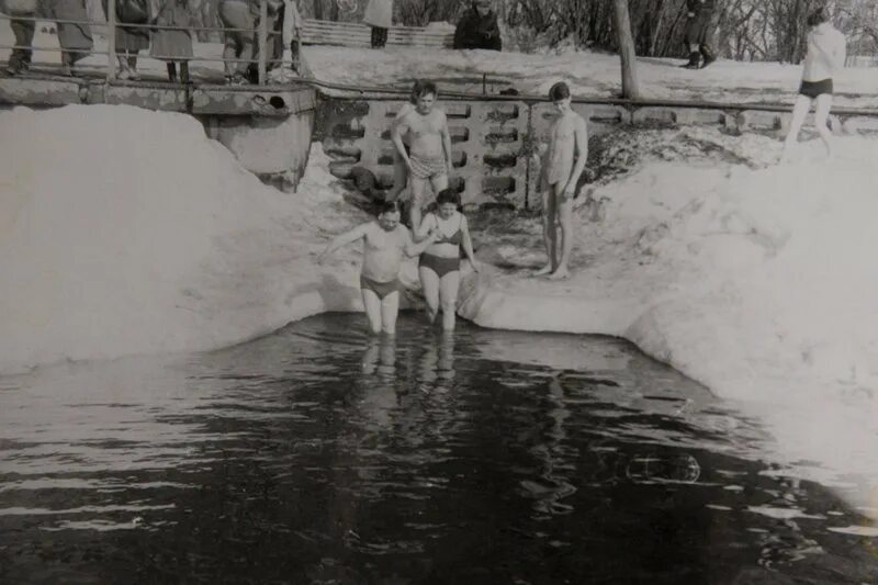 Купаются ретро. Саратов 1949 крещение. Саратовская купель 1949. Купание ретро. Купание в СССР.