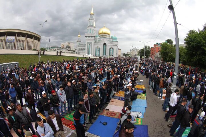 Ураза байрам в Москве. Мечеть Поклонная гора. Мечеть на Минской Ураза байрам. Мечеть на Поклонной горе Москва на праздник.