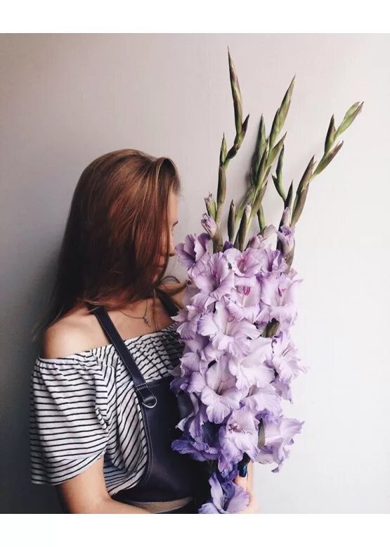 Девушка с гладиолусами. Букет невесты из гладиолусов. Девушка с гладиолусом фотосессия. Девушка с гладиолусами. Букет с гладиолусами.