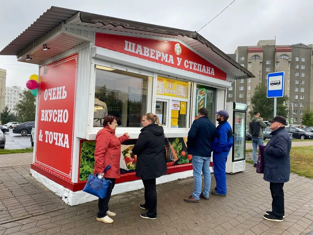 Шаверма у степана губкин. Шаурма реклама. Узбек с шаурмой. Шаурма в ряжске. Шаурма у азиза ухолово.