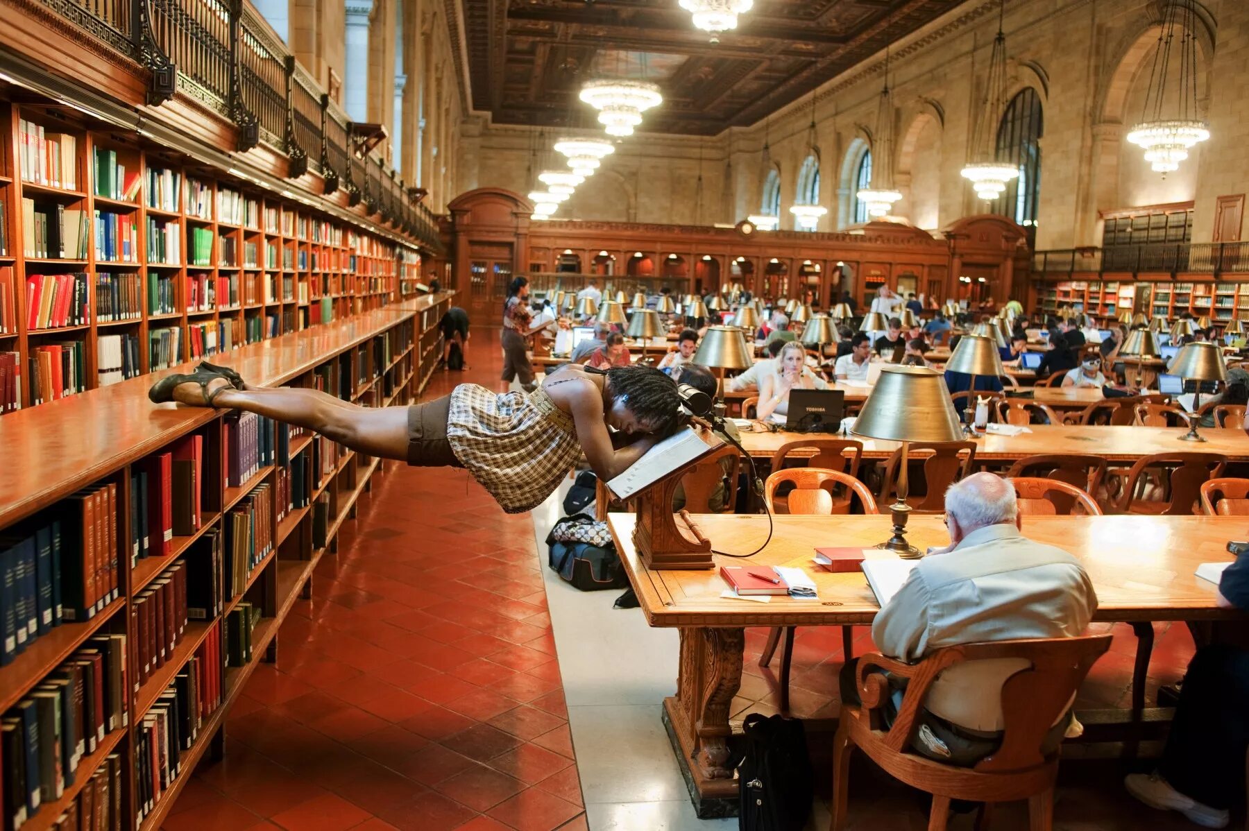 Читатели в библиотеке. Прикольные про библиотеки. Читальный зал в библиотеке люди.