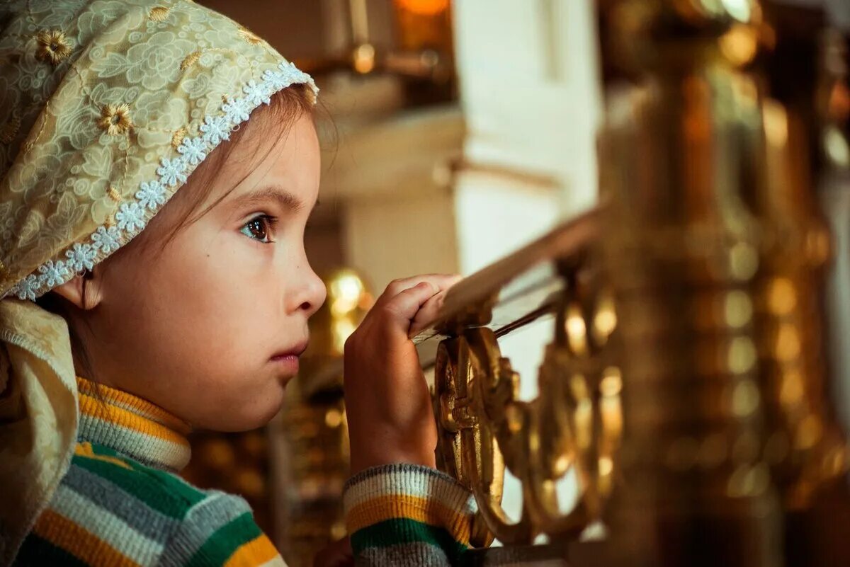 Дети в храме. Детям о православии. О храме. Девочка в храме. Дети молятся в храме.