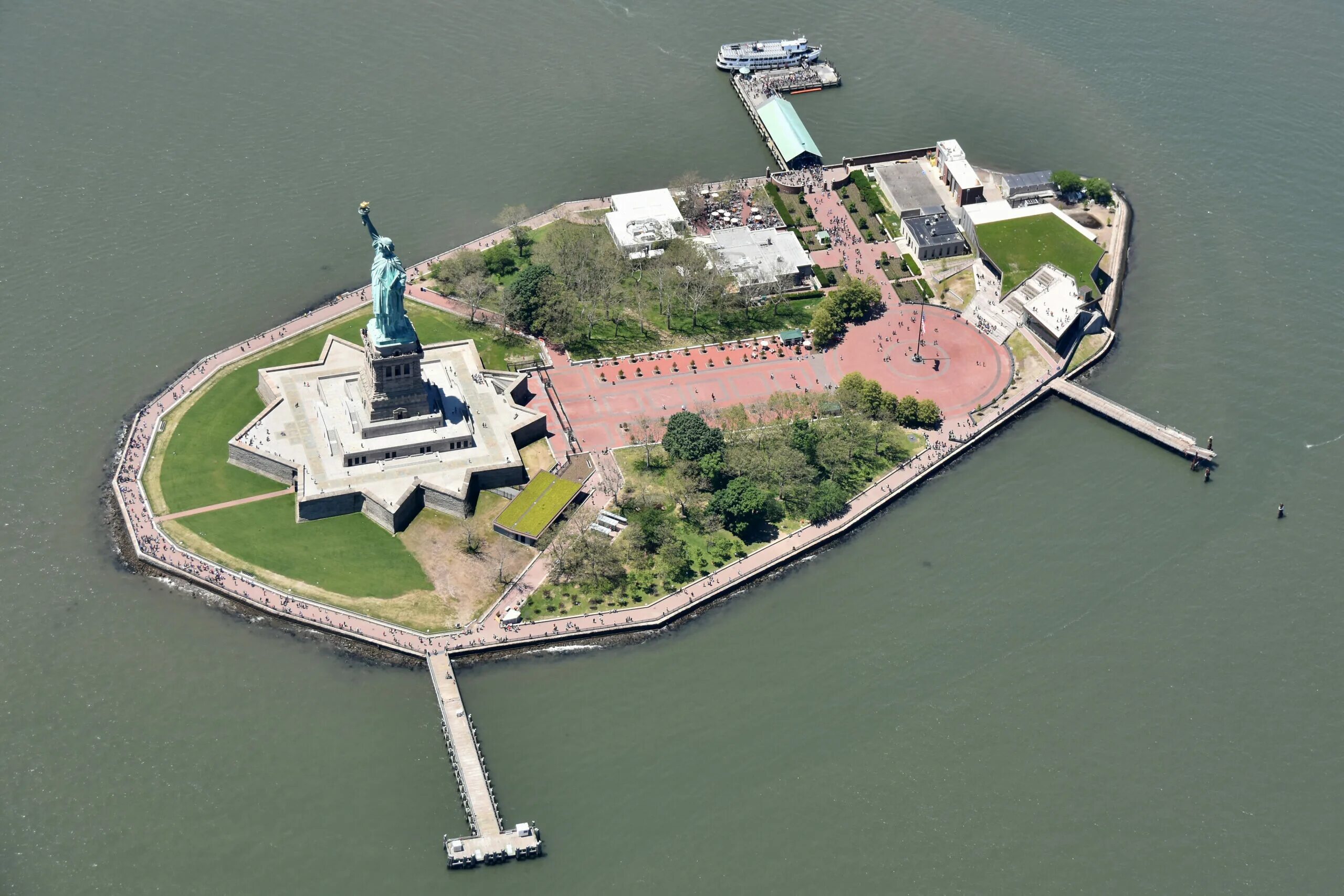 Элис острова. Эллис Айленд. Эллис Айленд в Нью-Йорке. Остров свободы Нью-Йорк. Остров Эллис и статуя свободы.