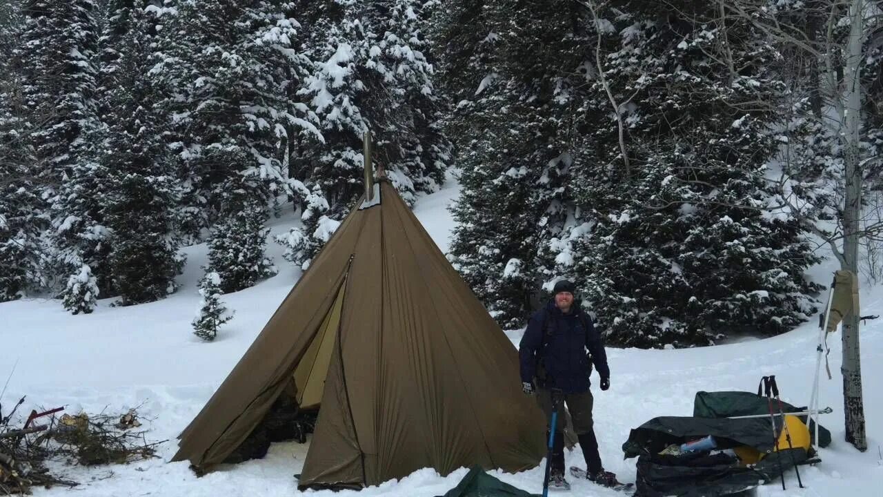 Camp men. Палатка зима. Палатка зимняя чум. Палатка снаряжение зима у. Палатка в зимнем лесу.