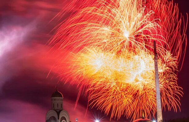 Салют 23 февраля 2024 москва во сколько. 23 Февраля салют Поклонная гора. Салют на Поклонной горе 2021. Салют 23 Поклонная гора. Салют на Поклонной горе 9 мая 2022.