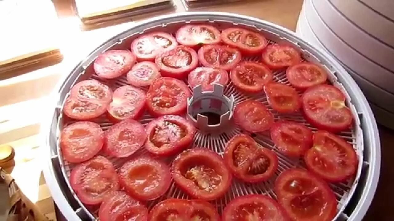 Томаты вяленые в домашних условиях сушилке. Сушеные томаты в ИЗИДРЕ. Вяленые томаты в сушилке Изидри. Помидоры в электросушилке. Помидоры в сушилке для овощей.