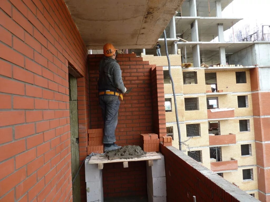 балкон выложить кирпичом. перегородки из кирпичной кладки. кладка кирпича на лоджии. фасад многоэтажки. трещины на фасаде.