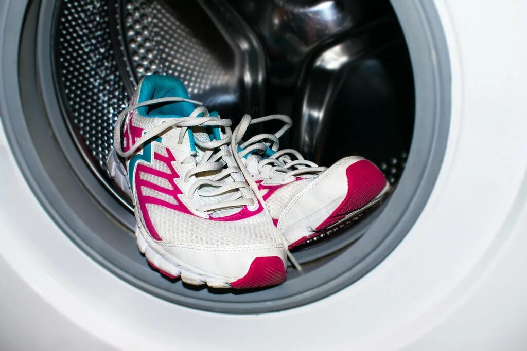 Можно стирать кожаные кроссовки в стиральной машине. Кроссовки в стиральной машине. Кроссовки машинки. Стирка кроссовок. Кроссовки в стиральной машинк.