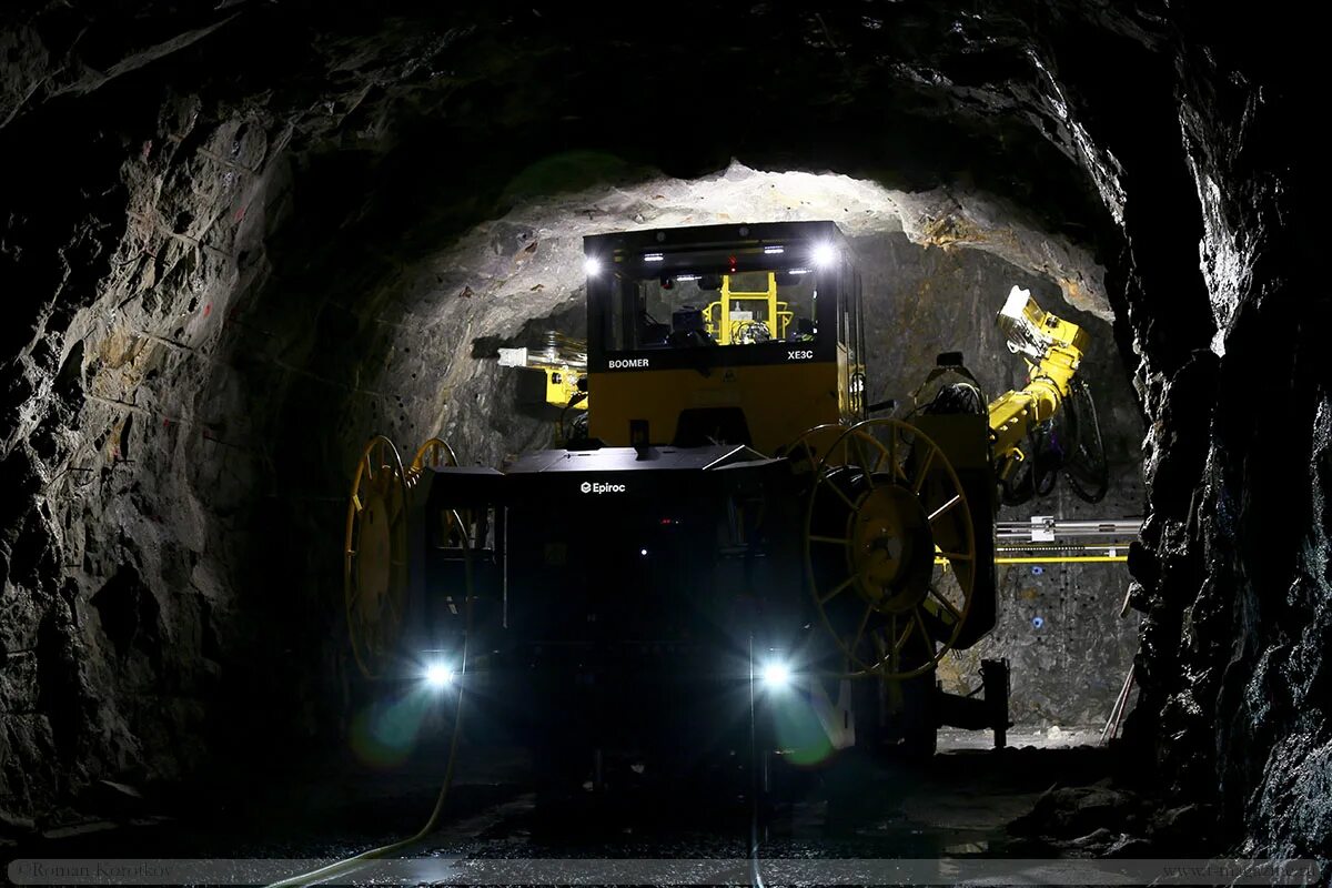 Подземный город атака титанов. Sci fi шахты. Шахты в будущем. Sci fi военная база. Подземные буровые машины.