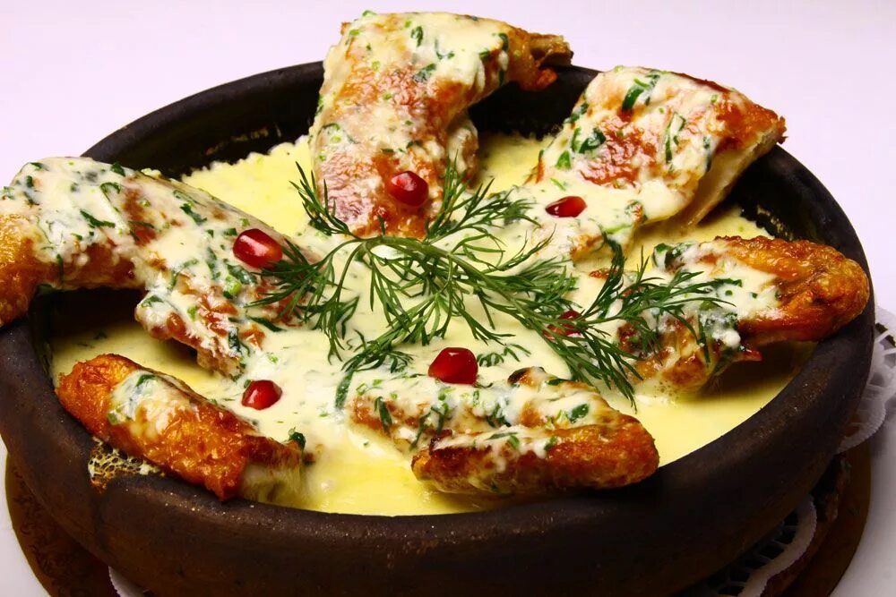 грузинский цыпленок чкмерули. курица по-грузински чкмерули. курица по-грузински чкмерули. грузинская кухня курица чкмерули. шкмерули.