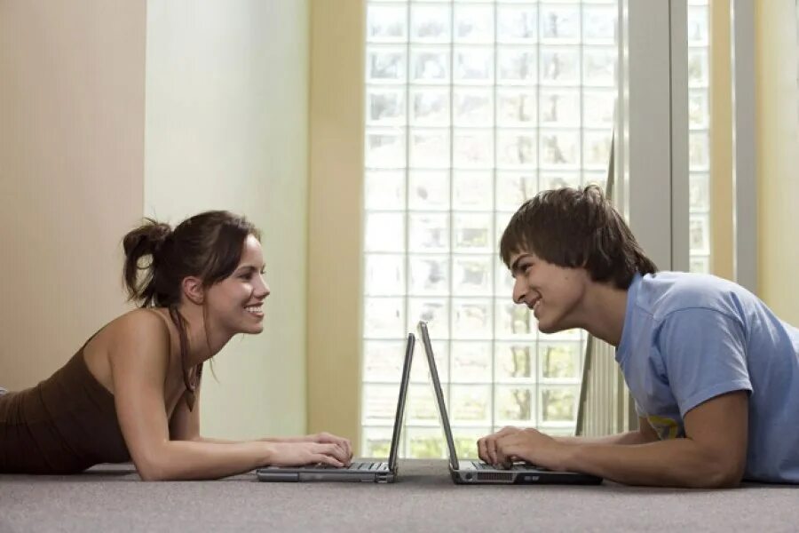 Новое время знакомства. Разговор в интернете. Общение в сети. Парень и девушка переписываются. Девушка переписывается с парнем в интернет.