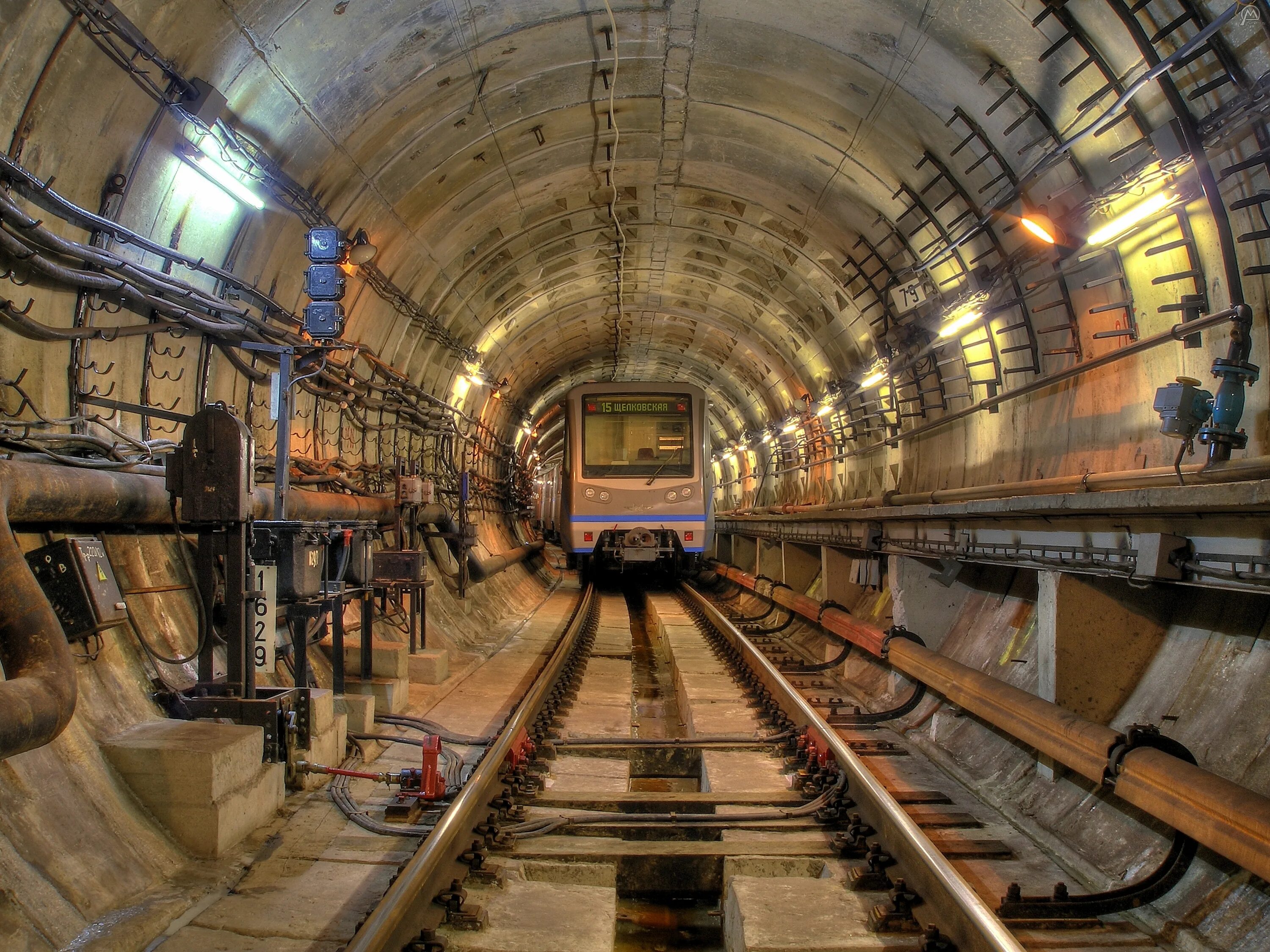 Туннель московского метро. Метро 2 поезда. Метро 2 станции. Станция Бранево метрополитена. Тоннели метро 2.