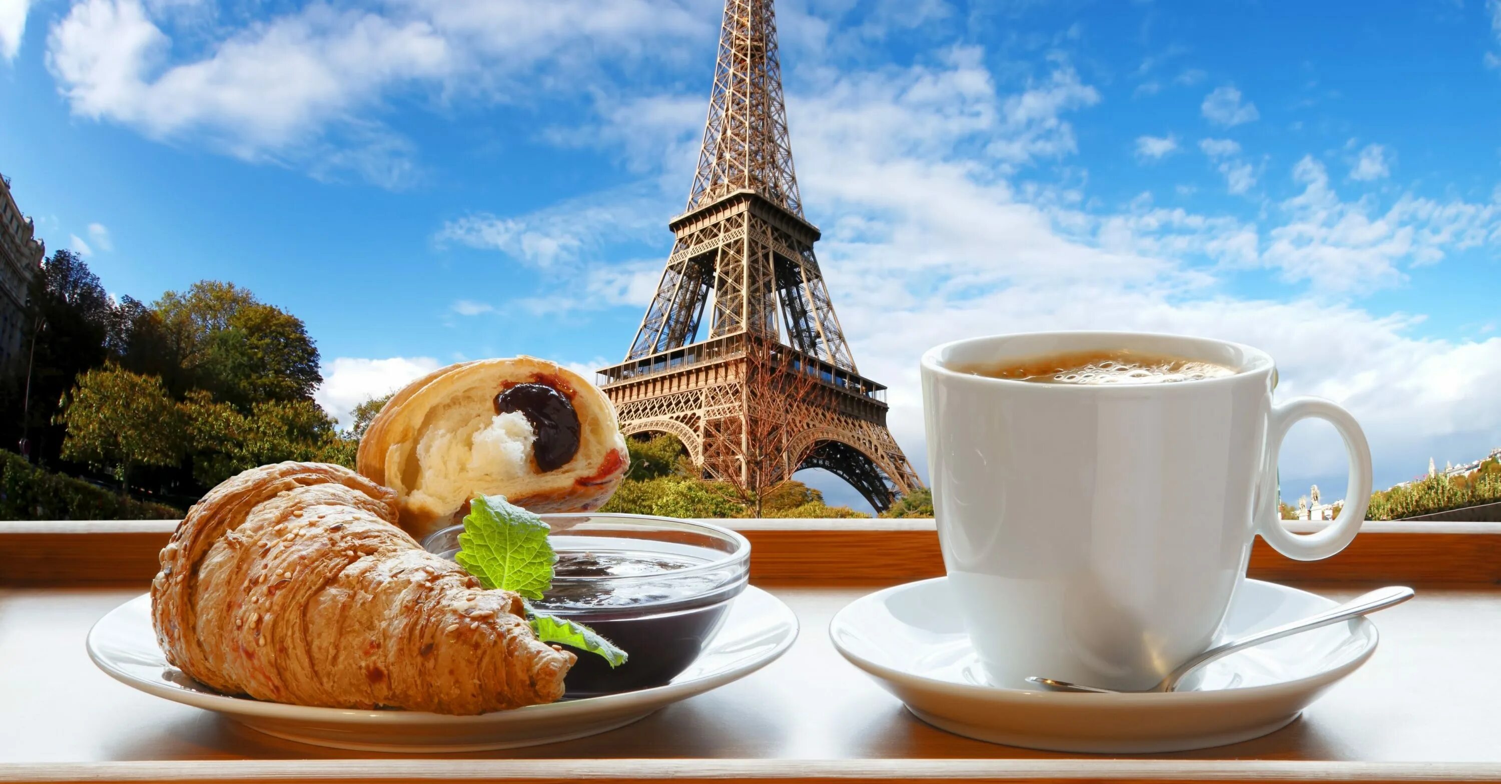 Frenchie cafe. Эйфелева башня кофе круассан. Париж круассаны Эйфелева башня. Франция Париж круассан. Французский завтрак.