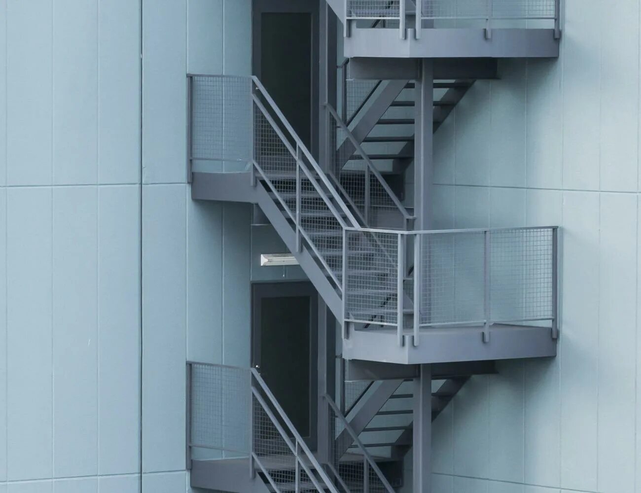 Вертикальная наружная лестница. Маршевая эвакуационная лестница g2. Маршевая пожарная лестница типа п2. П2 - маршевая лестница. Пожарная лестница наружная п2.