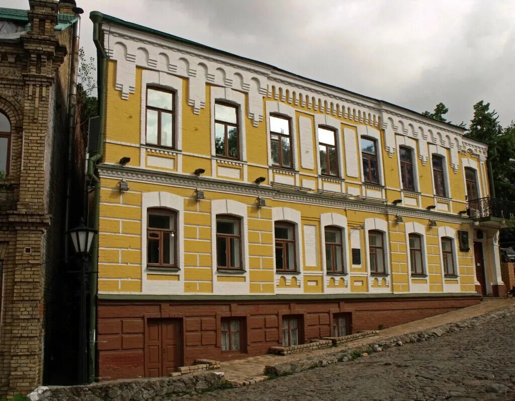 андреевский спуск булгаков. дом булгакова в киеве на андреевском спуске. андреевский спуск 13 дом булгакова. дом булгакова на андреевском спуске. дом музей м.