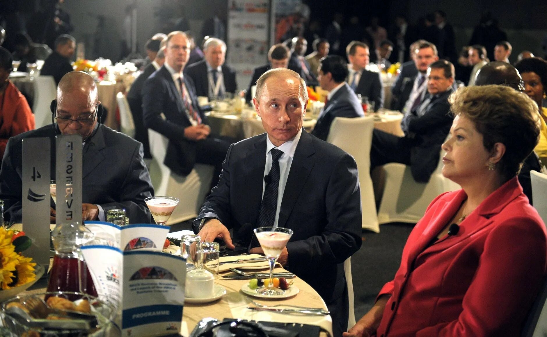 Ужин делегации. Застолье в дорогом ресторане. Дипломатический этикет церемониал франции. Дипломатический прием журфикс. Барак обама в ново огарево.