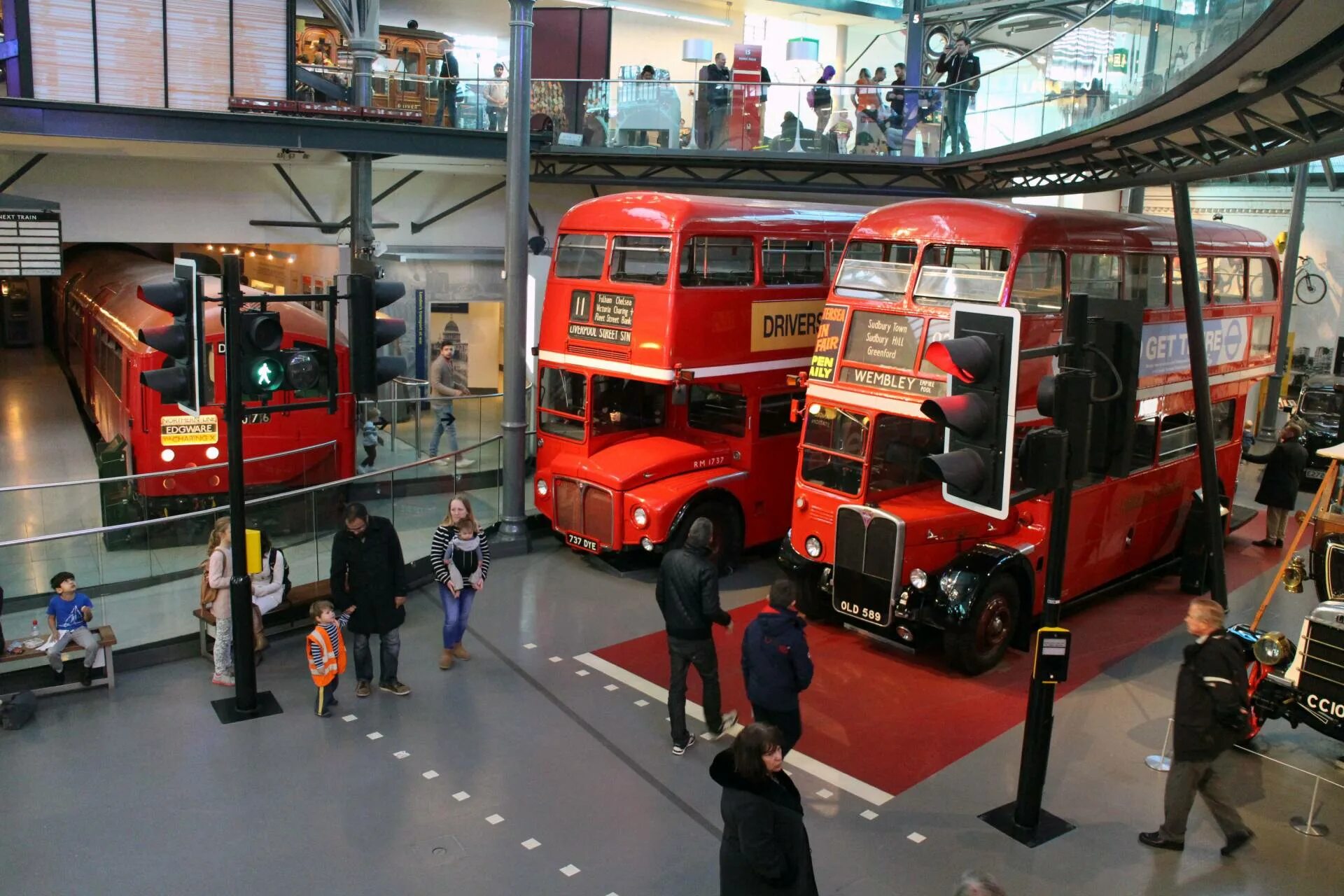 Музей транспорта сайт. London transport Museum. Лондонский музей транспорта в Лондоне. Музей городского транспорта Лондон. Лондонский музей общественного транспорта.