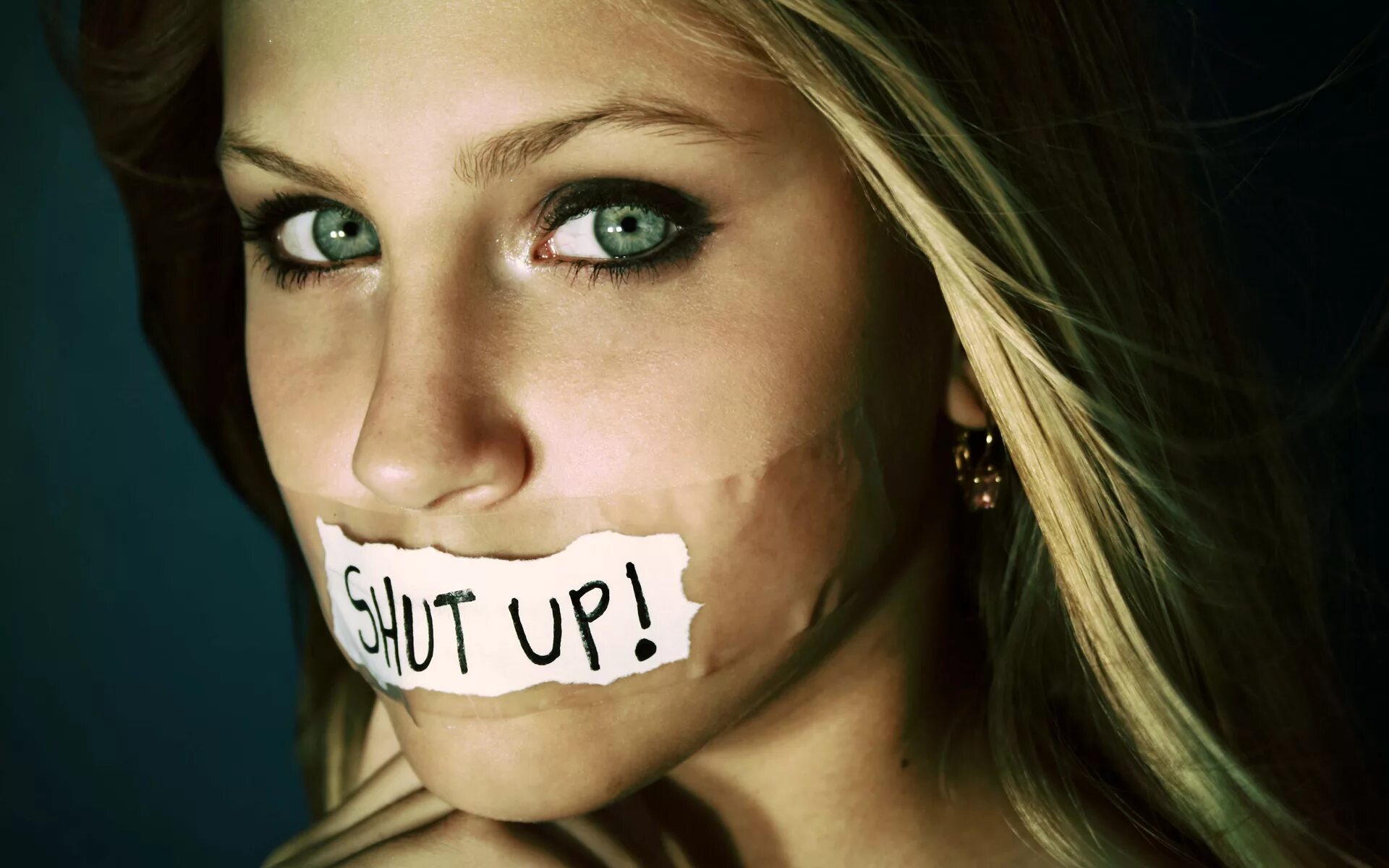 Горечь во рту. Человек закрывает рот. Лицо с закрытым ртом. Девушка смущается. Девушка с закрытым ртом руками.