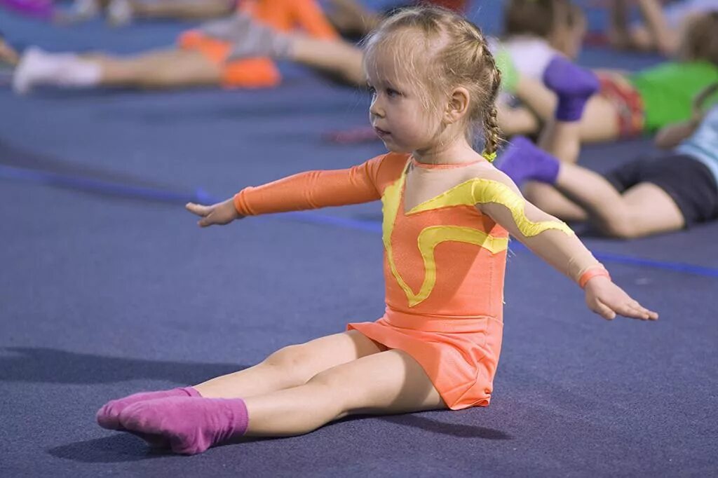 Спорт для ребенка 3. Гимнастика для детей. Художественная гимнастика дети. Элементы гимнастики для детей. Художественная гимнастика дети 3 года.