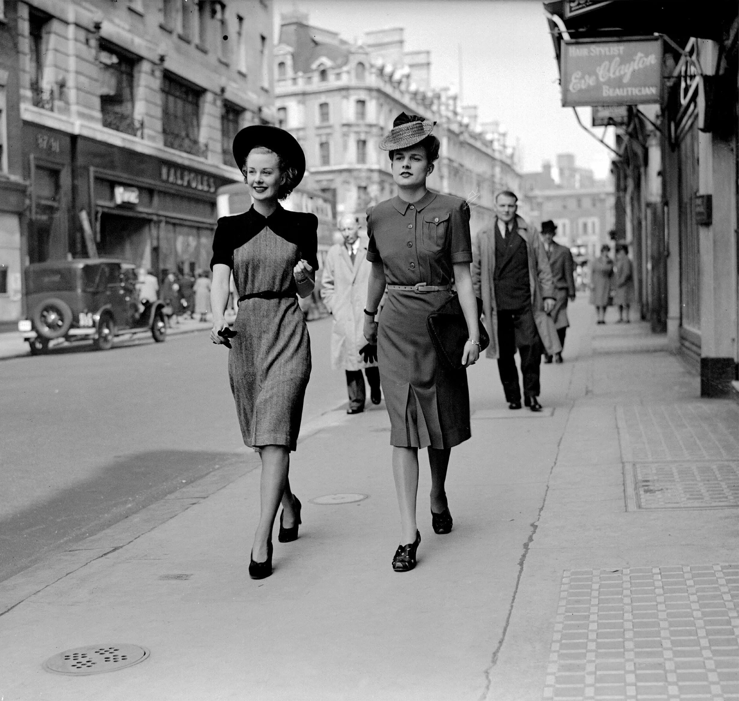 Мода 1940х испания. Япония мода 40х. Коко шанель 1960. Франция 20 век 50е. Мода 1940 франция.
