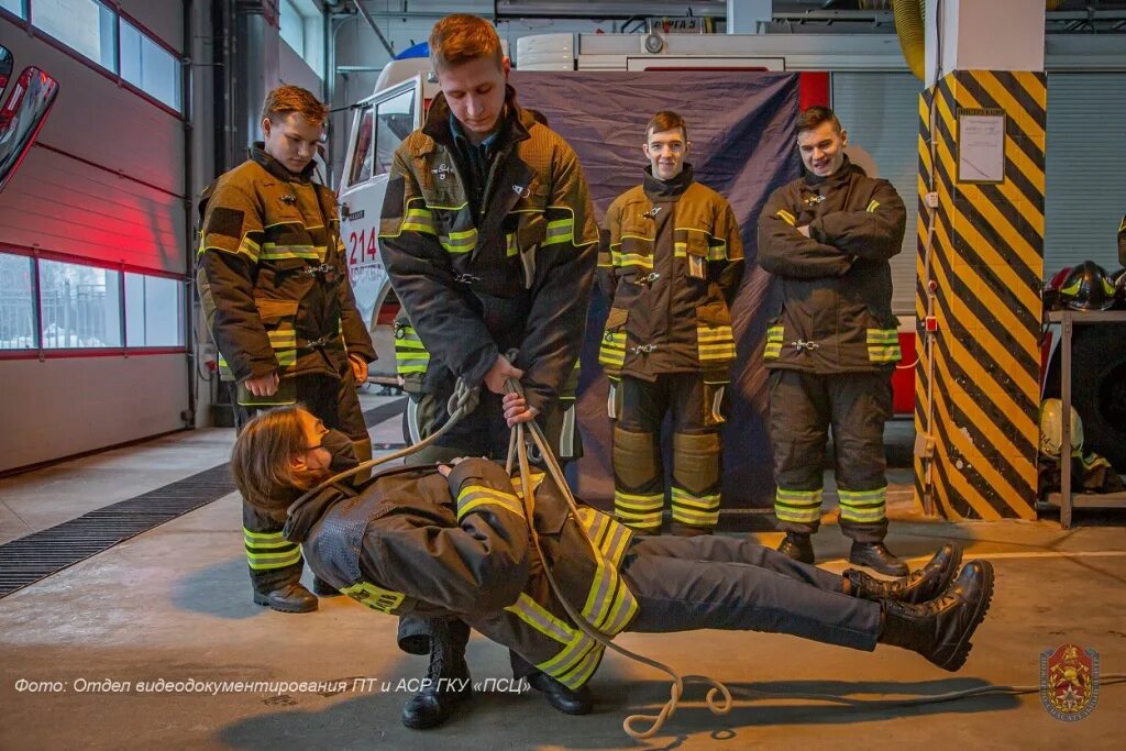 Спасательный колледж киров. Пожарно спасательный колледж СПБ. Пожарно спасательный колледж Беляев. Форма пожарно спасательного колледжа. Спасательное снаряжение подводника.