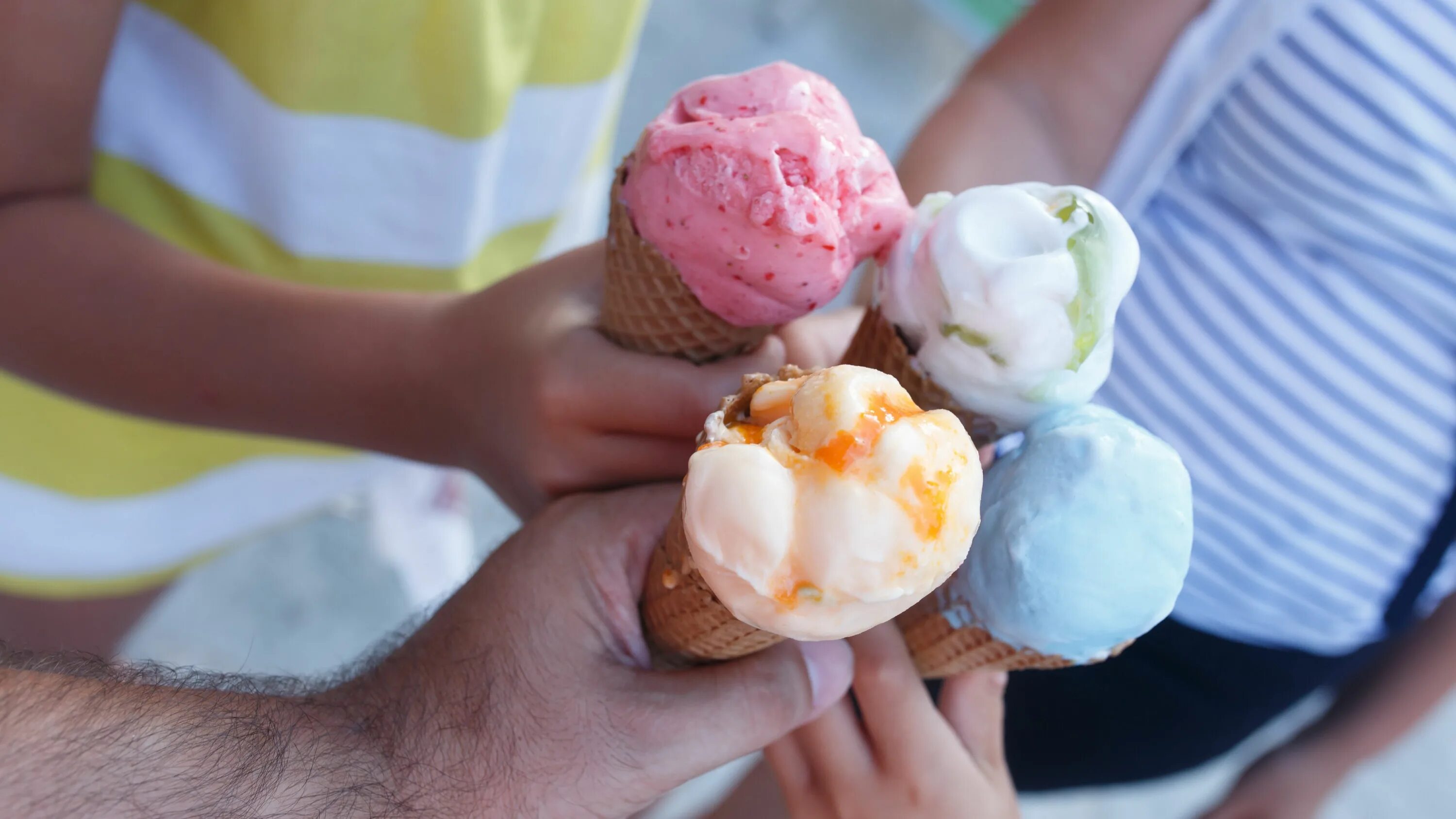 Толстое мороженое. Мороженое. Мороженое для детей. Пломбир в руке. Мороженое айс Крим.