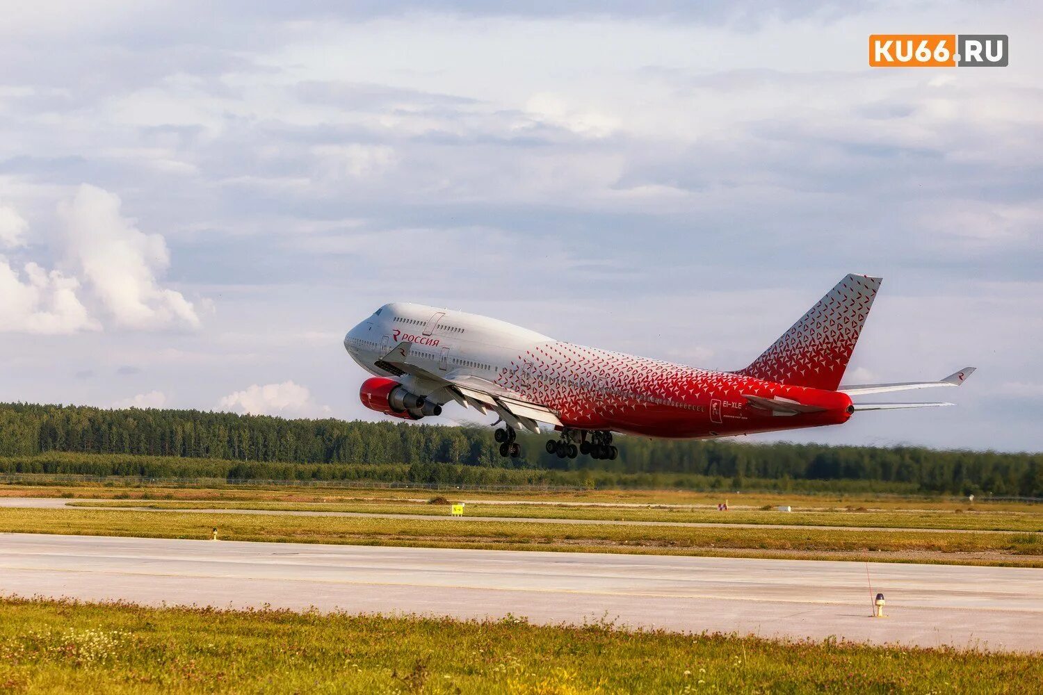 Какие самолеты в мае. Боинг 747 авиакомпания Россия. Самолет Боинг 747 авиакомпания Россия в аэропорту Шереметьево. Авиакомпания Россия в Шереметьево. Красный самолет.