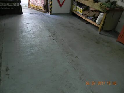 Пылит бетонный пол в гараже