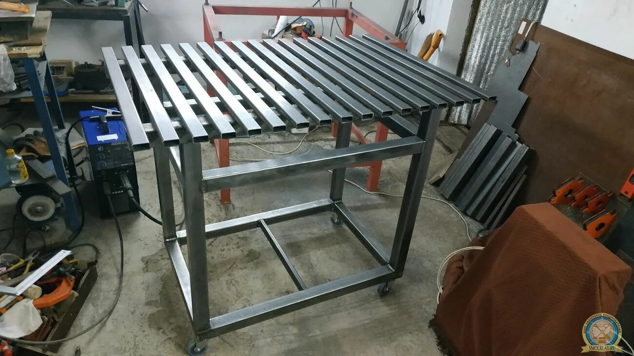 Сварочный стол из трубы. Сварочный стол из профильной трубы 40. Сварочный стол grand 15. Сварочный стол из профильной трубы 40 20. Верстак из профильной трубы 40x20.
