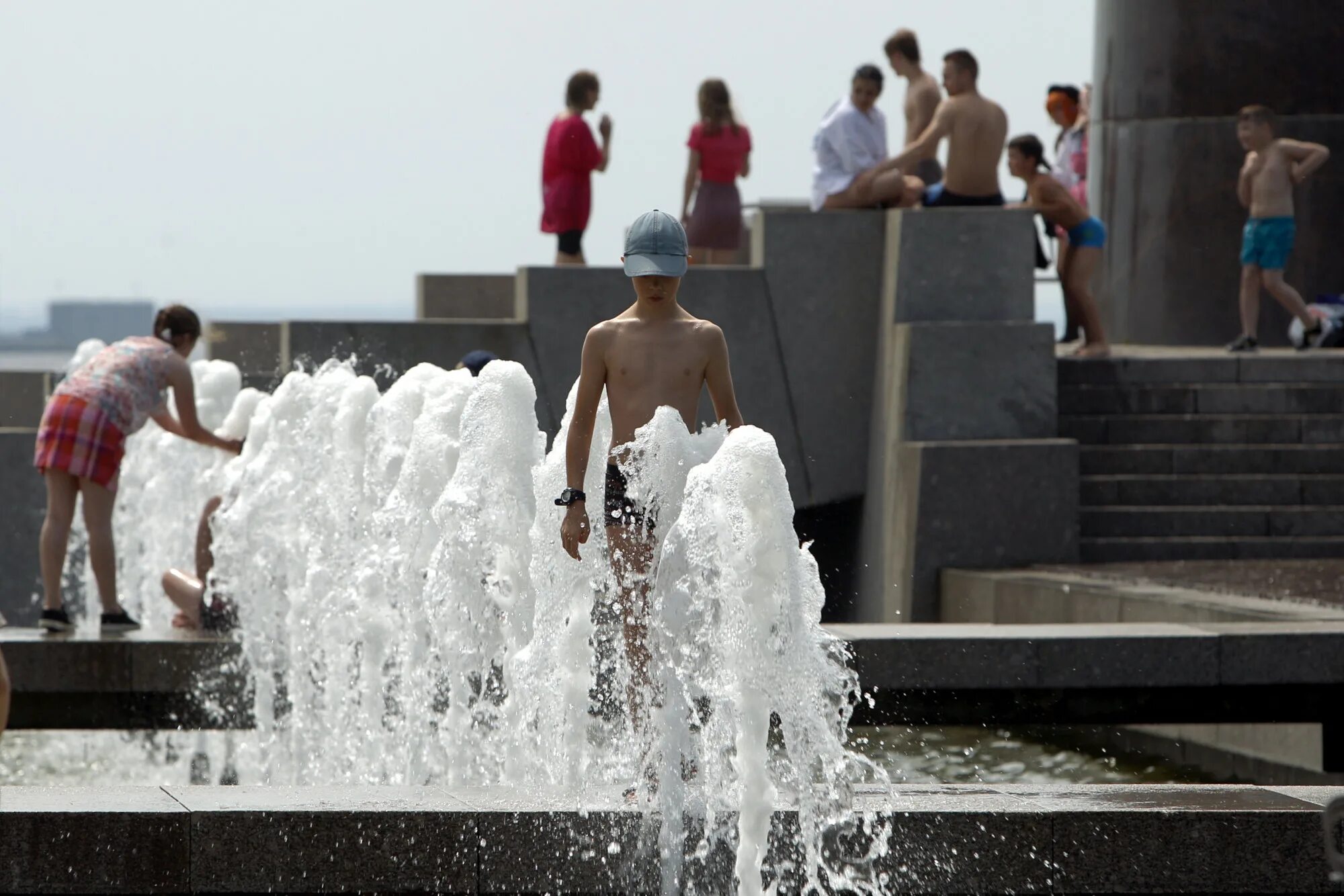 Лето жара фонтан дети. Дети фонтан жара купание. Парк 300 летия Петербурга фонтан дети. Купание в фонтане. Жара купаться