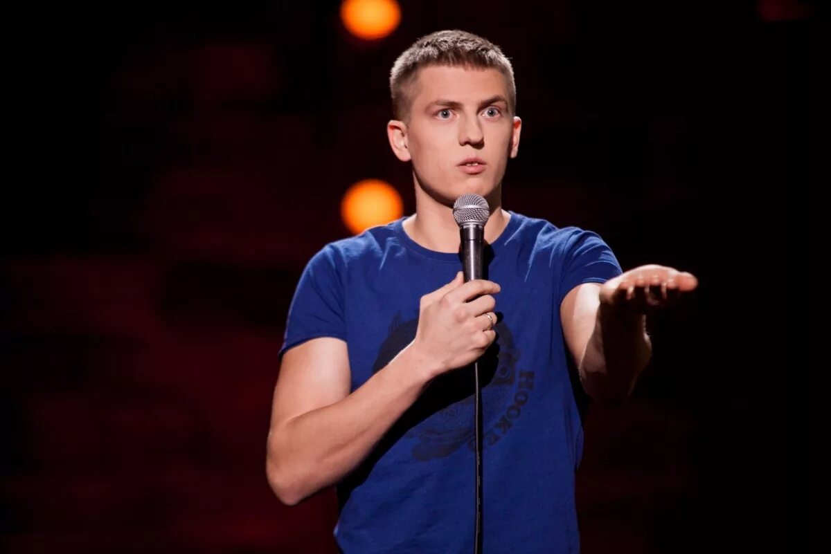 Щербаков комик стендап. Встать со стула. Алексей щербаков стенд ар. Мальчик встает со стула. Шоу стенд ап логотип.