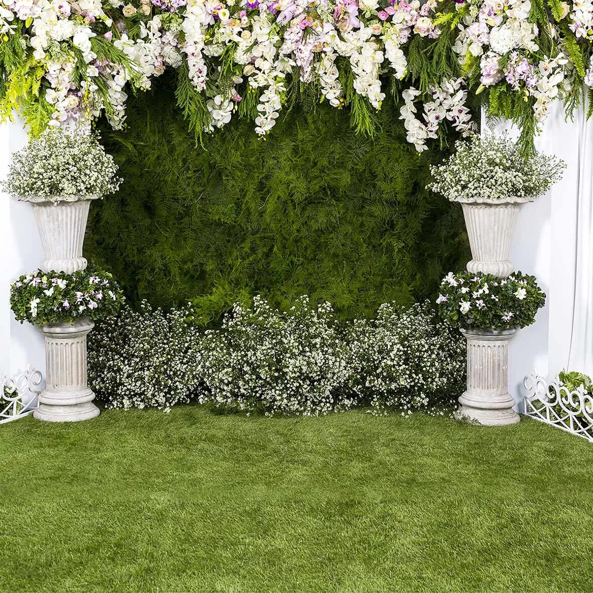 Свадебная арка с зеленью. Цветочные декорации. Фотозона в саду. Красивая фотозона. Цветочная фотозона