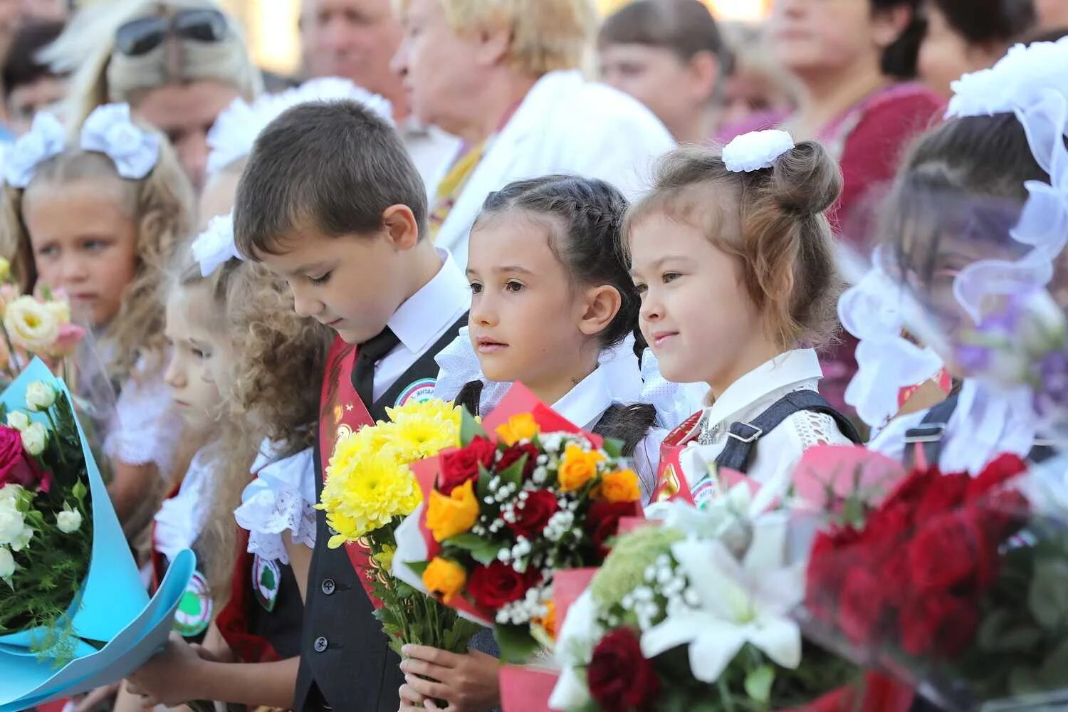 Школа поселок Янтарный. Школа Янтарная Ростов на Дону. Школа Янтарный Аксайский. Первый звонок первый класс. Школа 85 ростов на дону