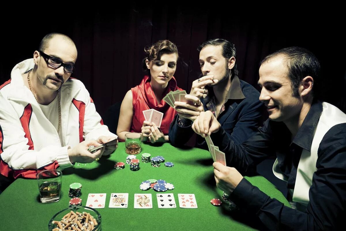 Игра в карты один игрок. Тайтовая игра в Покер. Тайтовый игрок в покере это. Чарли Карелл Покер. Игроки за покерным столом.