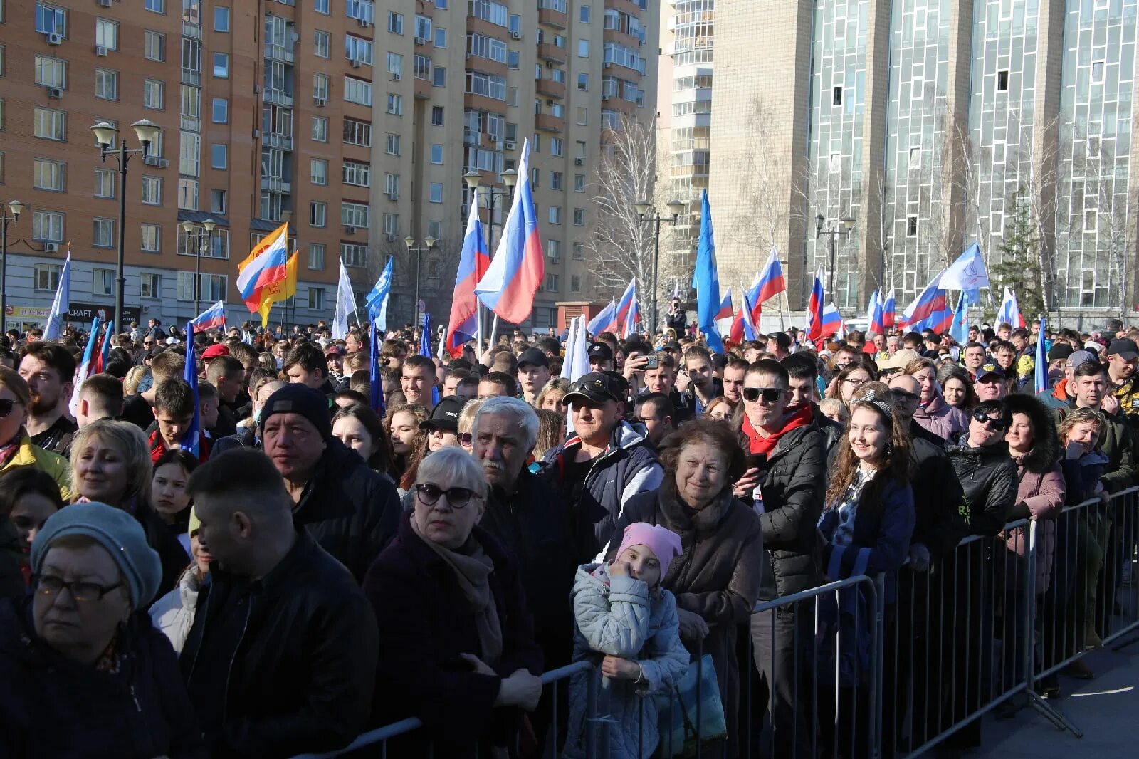 Токсис концерт новосибирск. Патриотический концерт. Концерты Новосибирск. Концерт «ZАРОССИЮ». Митинг в Новосибирске.