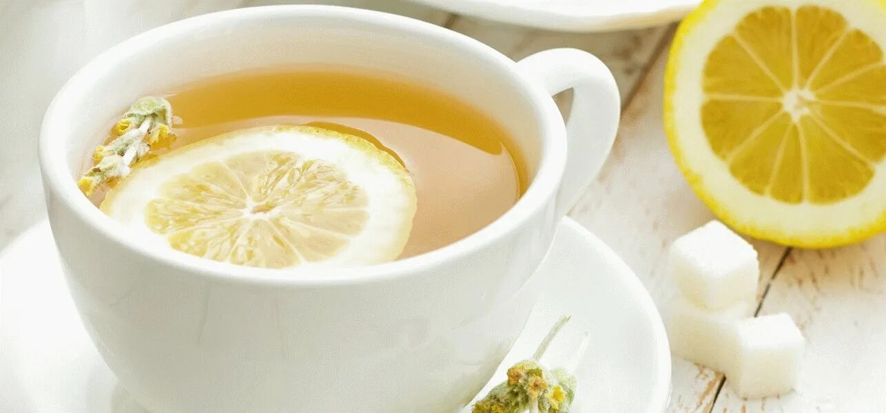Можно лимон при ангине. Чай с лимоном. Лимонный чай. Зеленый чай с лимоном. Долька лимона в чае.
