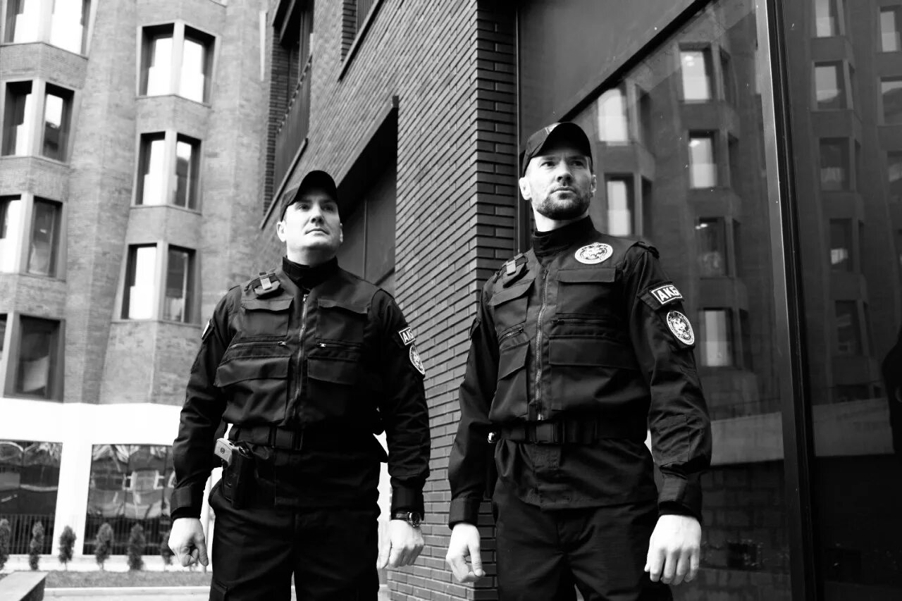 Охранники город москва
