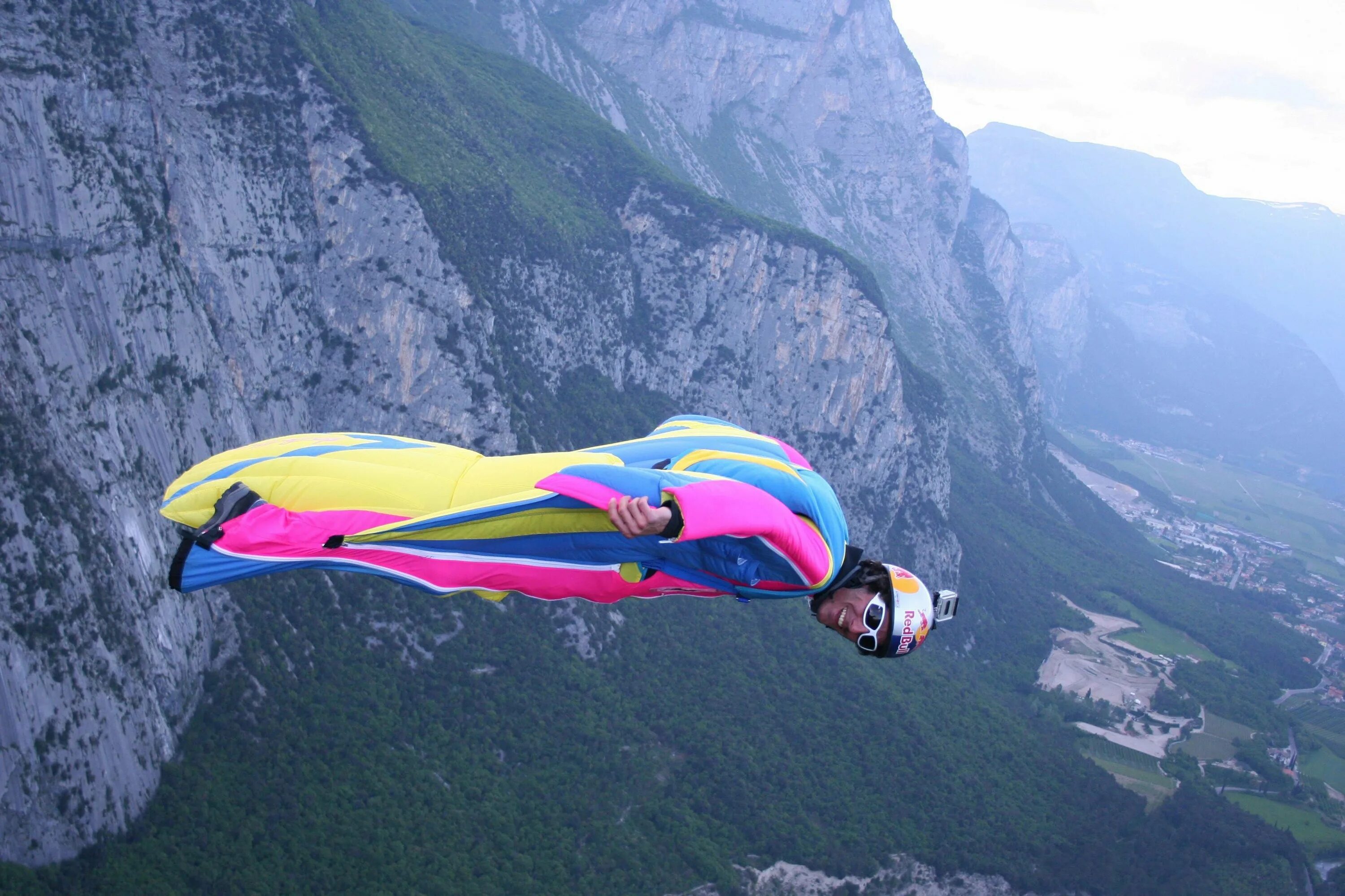 Wingsuit fly. Вингсьют Рико. Девушка вингсьют. Костюм крыло вингсьют. Костюм для полета.