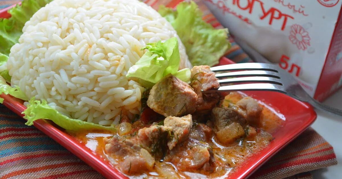 рис с подливом и мясом. гуляш с рисом. рис с соусом карри. плов с нутом. рецепт риса с мясным подливом.