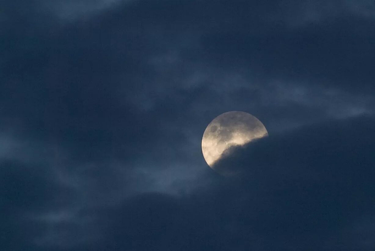 Море спокойствия на луне. Ночь луна дождь. Ночное небо дождь. Дождливая луна. Дождь ночью.
