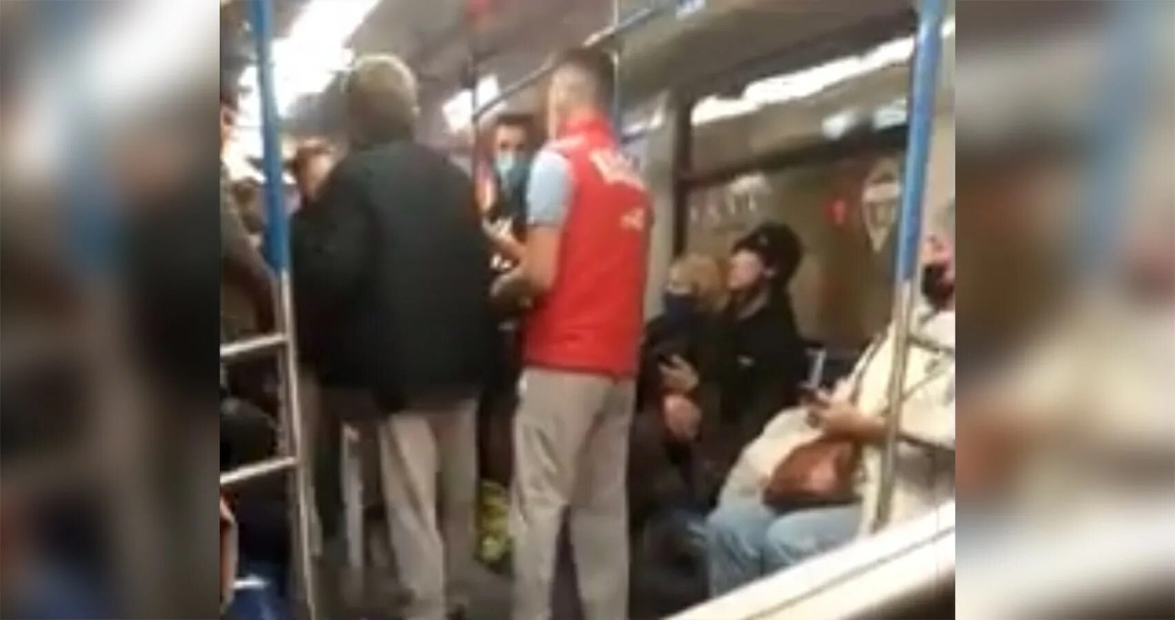 Нападение в метро. Женщина в метро напала на женщину. В вагоне метро напал мужчина на женщину.