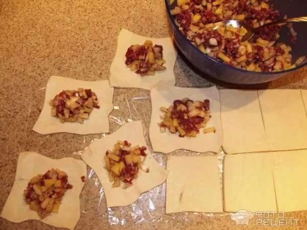 конвертики из слоеного теста с фаршем в духовке. мясные конвертики. конвертики из слоеного теста с грибами. слойки с фаршем. слоеное тесто с фаршем конвертики.