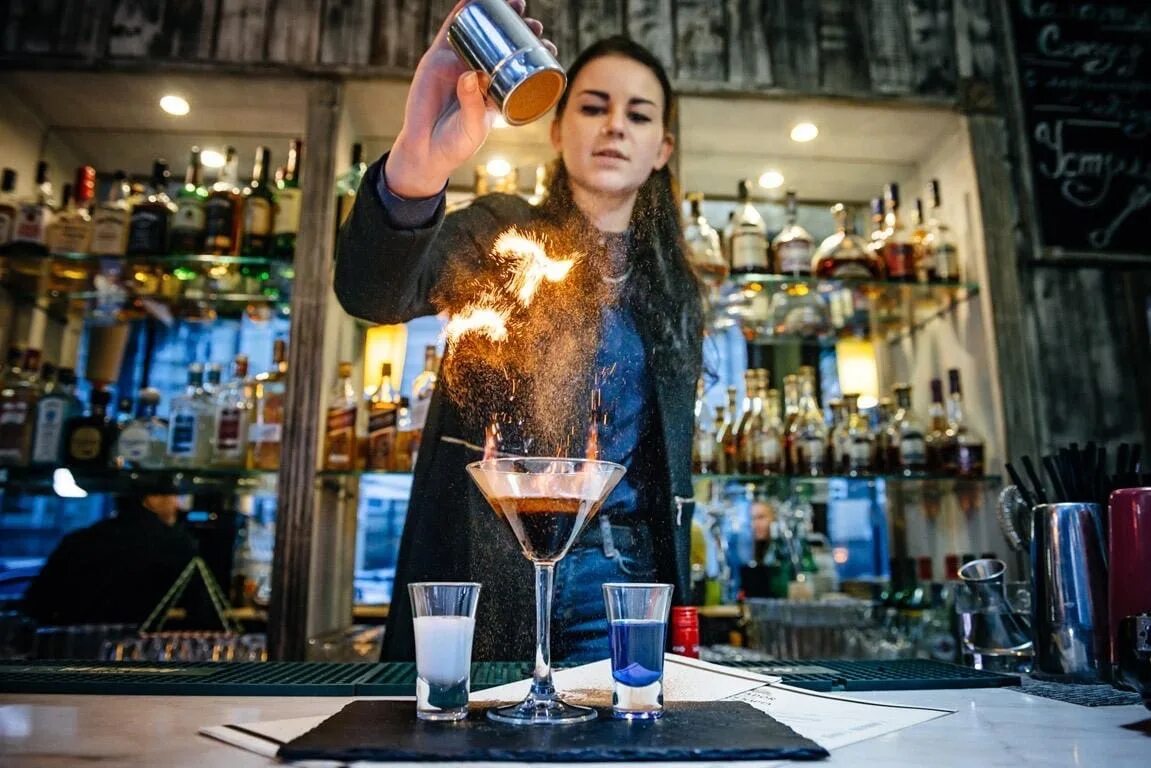 Официант бармен. Работа в пабе. Бармен профессия. Официант бармен. Фотосессия бармен.